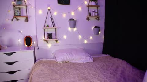 Snapshot of emmie_everly chatting on October 9, 7:23 pm emmie_everly online show from October 9, 7:23 pm