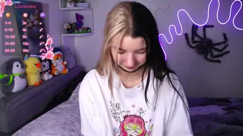 emmie_everly online show from April 12, 7:19 pm