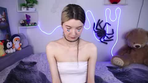 Snapshot of emmie_everly chatting on July 1, 1:02 pm emmie_everly online show from July 1, 1:02 pm