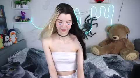 Snapshot of emmie_everly chatting on July 18, 12:42 pm emmie_everly online show from July 18, 12:42 pm