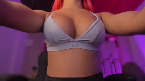 Snapshot of emmily_savage chatting on February 9, 11:47 am online show from February 9, 11:47 am