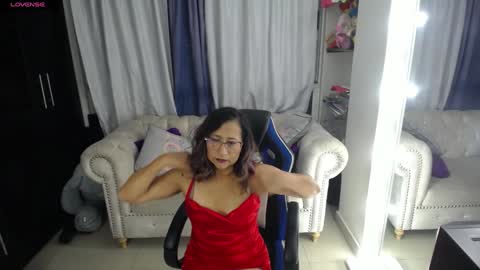 Snapshot of emmilychevalier chatting on December 18, 2:10 am Emmily online show from December 18, 2:10 am