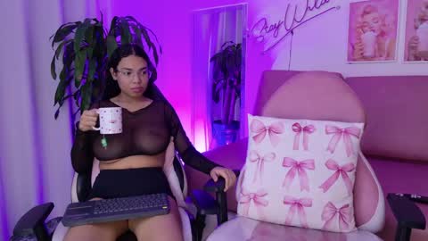 Snapshot of emmy_and_luna chatting on April 29, 12:31 pm Emmy and Luna online show from April 29, 12:31 pm