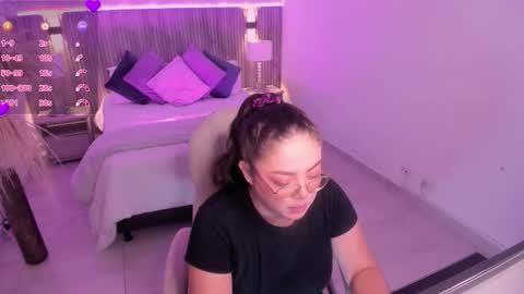 Snapshot of emmy_walker1 chatting on November 6, 11:00 am Emmy Walker online show from November 6, 11:00 am