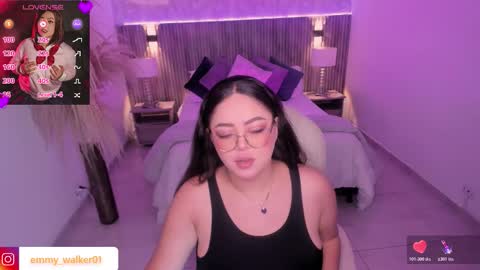 Snapshot of emmy_walker1 chatting on November 7, 11:10 am Emmy Walker online show from November 7, 11:10 am