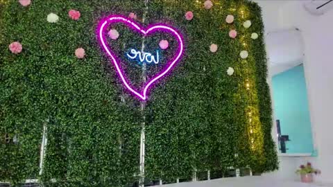 Snapshot of emy_0 chatting on December 20, 10:49 am Emy online show from December 20, 10:49 am