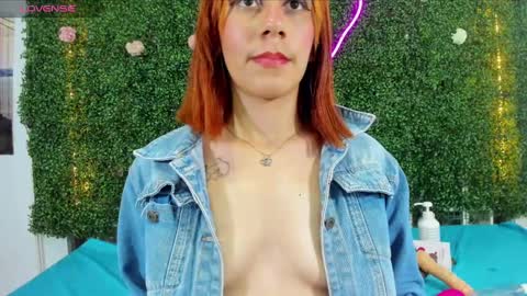 Snapshot of emy_0 chatting on January 6, 6:25 am Emy online show from January 6, 6:25 am