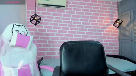 Snapshot of emy_0 chatting on January 16, 3:34 am Emy online show from January 16, 3:34 am