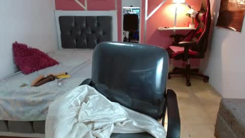 Snapshot of emy_0 chatting on February 1, 9:19 pm Emy online show from February 1, 9:19 pm