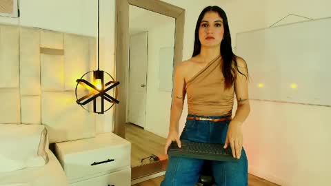 EMY FERRER online show from May 17, 1:51 pm