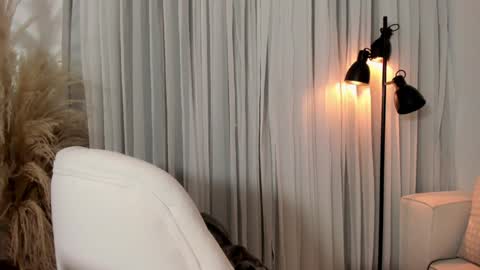 emyconneer online show from December 6, 1:40 am