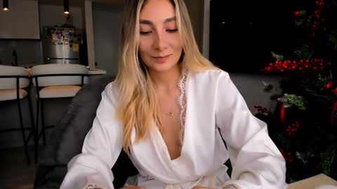 emyconneer online show from December 10, 9:33 pm