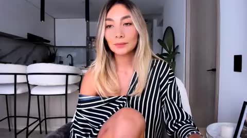 emyconneer online show from February 22, 9:15 pm