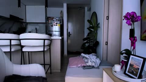 emyconneer online show from March 3, 5:39 pm