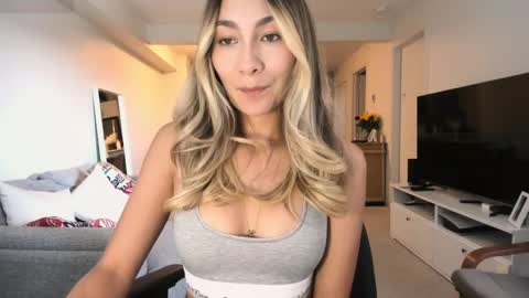 emyconneer online show from September 24, 8:01 pm