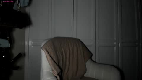 emyconneer online show from December 4, 11:24 pm