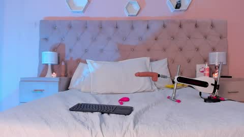 Snapshot of emysilver chatting on December 7, 6:04 pm Emy Silver online show from December 7, 6:04 pm