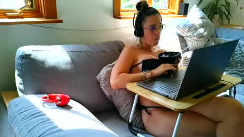 Snapshot of emyxxl chatting on July 7, 2:54 pm emyxxl online show from July 7, 2:54 pm