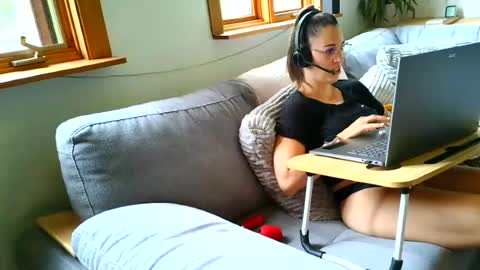 Snapshot of emyxxl chatting on July 9, 1:37 pm emyxxl online show from July 9, 1:37 pm