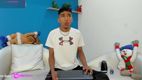 Snapshot of ender_h0t chatting on December 17, 8:04 pm Ender online show from December 17, 8:04 pm