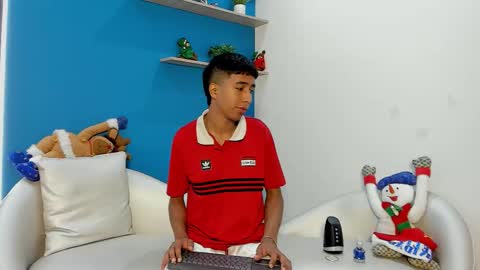 Snapshot of ender_h0t chatting on December 21, 1:18 pm Ender online show from December 21, 1:18 pm