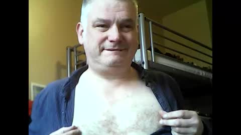 Snapshot of englishguysurrey chatting on November 7, 10:26 am englishguysurrey online show from November 7, 10:26 am