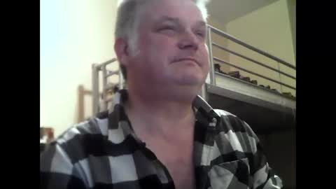 Snapshot of englishguysurrey chatting on December 17, 10:05 pm englishguysurrey online show from December 17, 10:05 pm