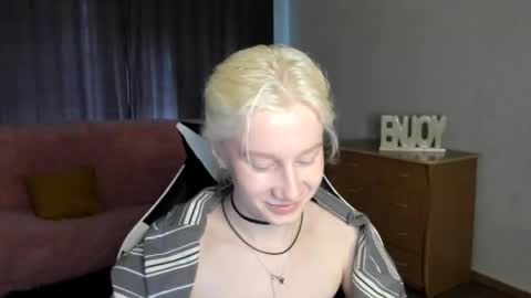 Snapshot of enigmadesert chatting on August 9, 1:51 am enigmadesert online show from August 9, 1:51 am