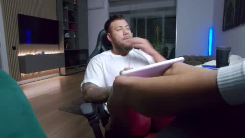 Erik online show from December 14, 7:40 pm