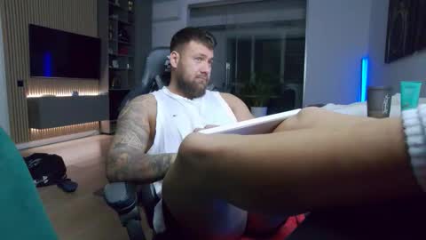 Snapshot of enrikoblue chatting on February 2, 9:02 pm Erik online show from February 2, 9:02 pm