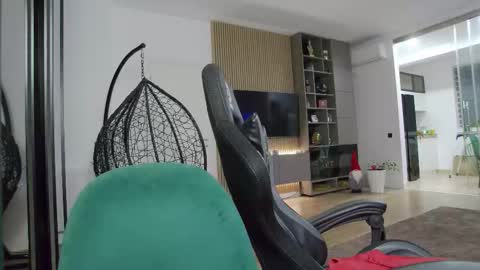 Snapshot of enrikoblue chatting on February 3, 7:41 pm Erik online show from February 3, 7:41 pm