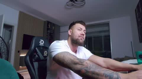 Snapshot of enrikoblue chatting on February 9, 8:02 pm Erik online show from February 9, 8:02 pm