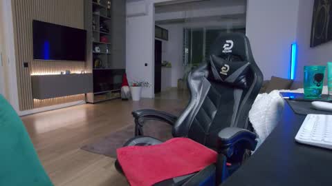 Snapshot of enrikoblue chatting on February 22, 11:25 pm Erik online show from February 22, 11:25 pm