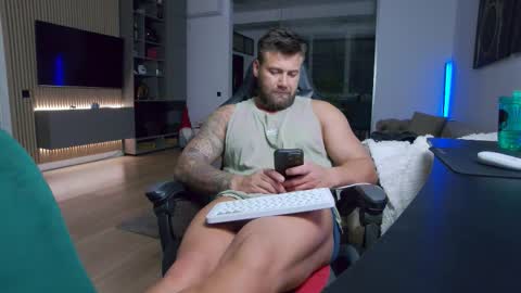 Snapshot of enrikoblue chatting on February 26, 9:03 pm Erik online show from February 26, 9:03 pm