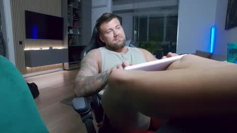 Snapshot of enrikoblue chatting on February 27, 9:04 pm Erik online show from February 27, 9:04 pm