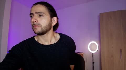 Snapshot of enzo_moretii chatting on November 11, 11:38 pm enzo_moretii online show from November 11, 11:38 pm