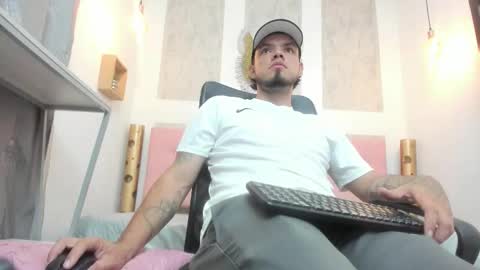 Snapshot of enzo_turner chatting on January 7, 6:49 am online show from January 7, 6:49 am