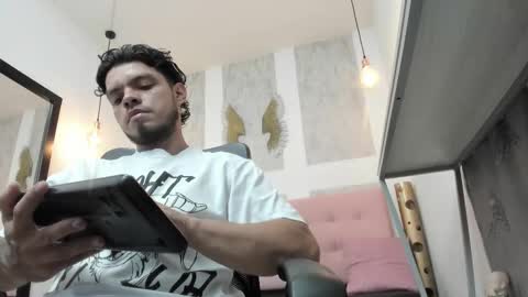 Snapshot of enzo_turner chatting on January 11, 3:33 am online show from January 11, 3:33 am