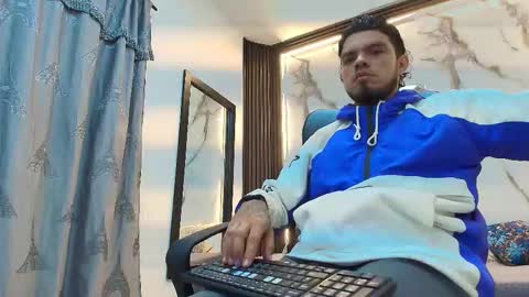 Snapshot of enzo_turner chatting on January 15, 3:44 am online show from January 15, 3:44 am