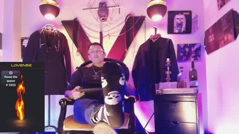 Snapshot of enzopratt chatting on October 17, 5:43 am Enzo Pratt online show from October 17, 5:43 am
