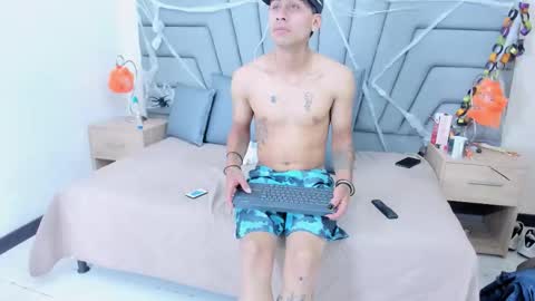 erack_and_emmy online show from November 2, 4:04 am