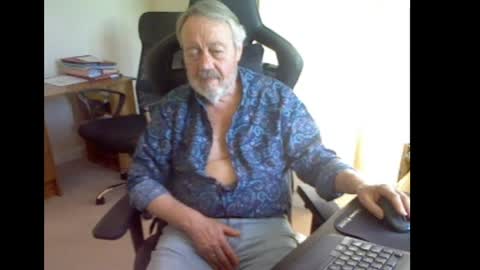 Snapshot of erasmus_d chatting on April 18, 5:06 pm erasmus_d online show from April 18, 5:06 pm