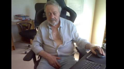 Snapshot of erasmus_d chatting on April 23, 4:20 pm erasmus_d online show from April 23, 4:20 pm