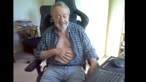 Snapshot of erasmus_d chatting on April 28, 4:23 pm erasmus_d online show from April 28, 4:23 pm