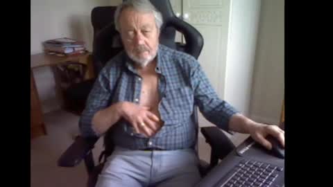 Snapshot of erasmus_d chatting on May 2, 5:40 pm erasmus_d online show from May 2, 5:40 pm