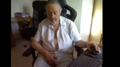 Snapshot of erasmus_d chatting on May 9, 5:18 pm erasmus_d online show from May 9, 5:18 pm