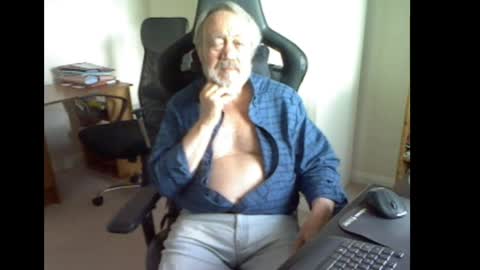 Snapshot of erasmus_d chatting on May 18, 4:35 pm erasmus_d online show from May 18, 4:35 pm
