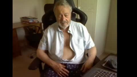Snapshot of erasmus_d chatting on May 26, 10:55 am erasmus_d online show from May 26, 10:55 am
