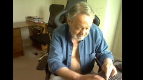 Snapshot of erasmus_d chatting on June 1, 5:03 pm erasmus_d online show from June 1, 5:03 pm