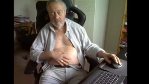 Snapshot of erasmus_d chatting on June 11, 5:11 pm erasmus_d online show from June 11, 5:11 pm